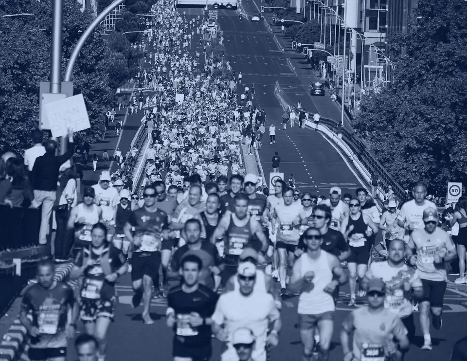 Corredores en una maratón urbana