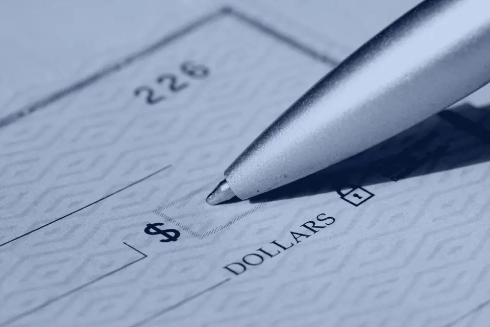 Bolígrafo sobre un cheque