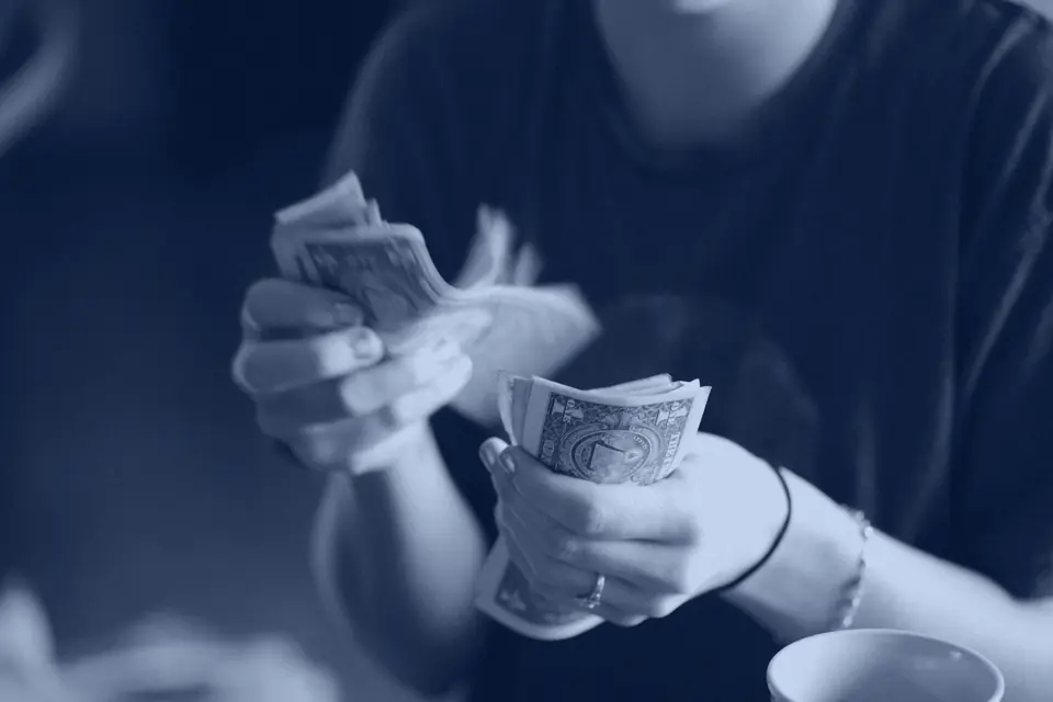Persona contando billetes