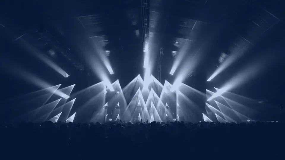 Escenario iluminado con haces de luz