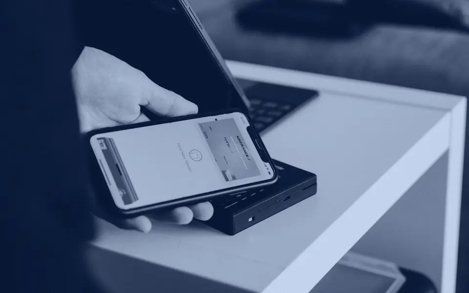 Pago sin contacto con el celular en un lector
